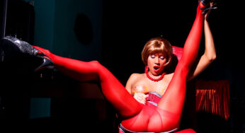 Kırmızı jartiyerli milf ateşli amını sırılsıklam yapıyor